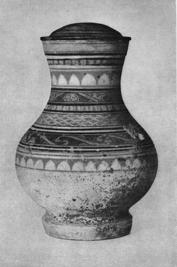 395. Керамический сосуд типа ху. Период Хань. 3 в. до н. э. - 3 в. н. э. Пекин. Исторический музей.