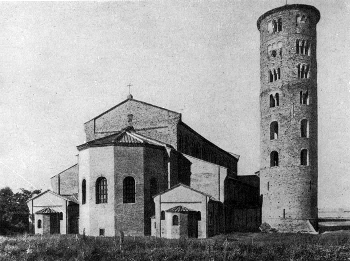 7 а. Базилика Сант Аполлинаре ин Классе в Равенне. Освящена в 54Э г. Вид с востока.