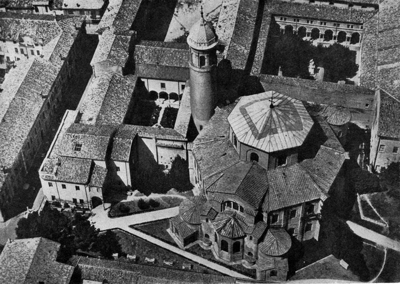 12.  Церковь Сан Витале в Равенне. Заложена  в 526 г., освящена в 547 г.  Общий вид.   Аэрофотосъемка.