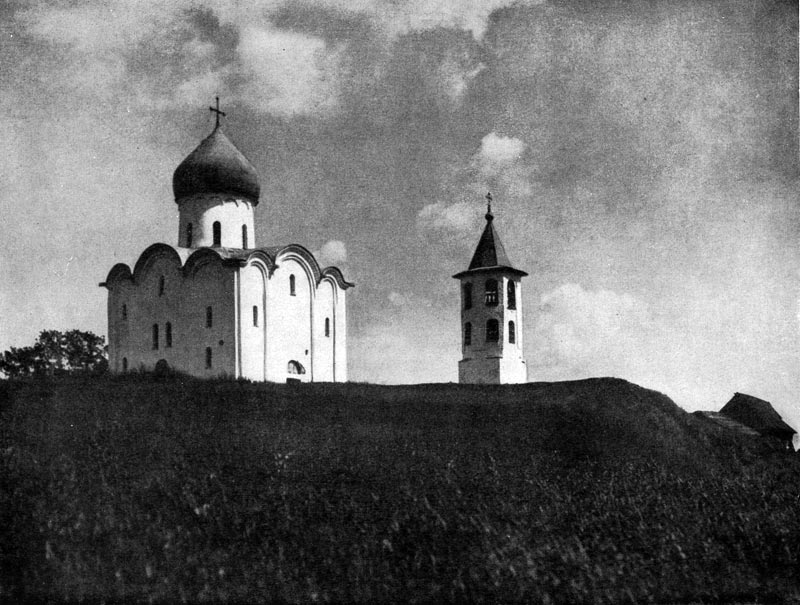 89. Церковь    Спаса  Нередицы  близ  Новгорода.  Заложена в 1198 г. Общий вид с северо-запада.