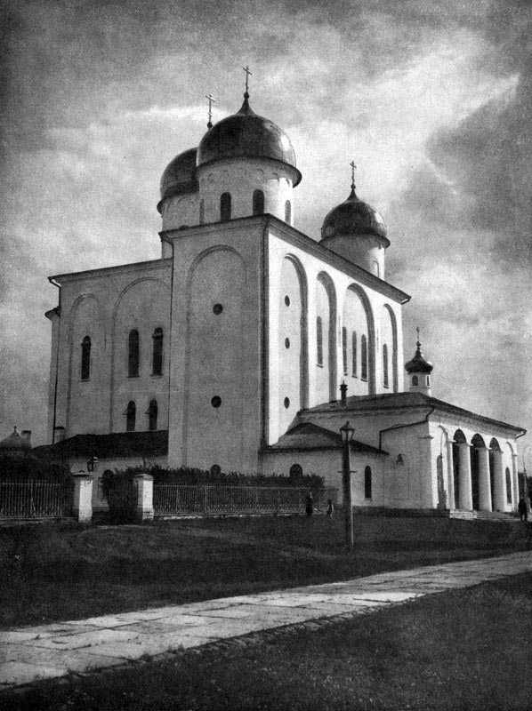 91.  Георгиевский   собор   Юрьева   монастыря близ   Новгорода.   Начат в 1119 г.   Вид с северо-запада.
