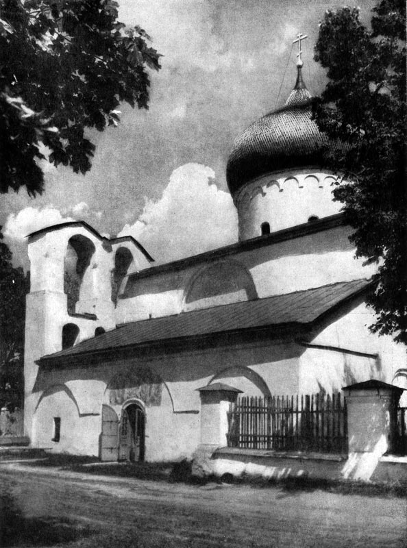 101.  Собор   Спасо-Преображения   Мирожского монастыря в Пскове.   До   1156 г.   Вид с юго-запада.