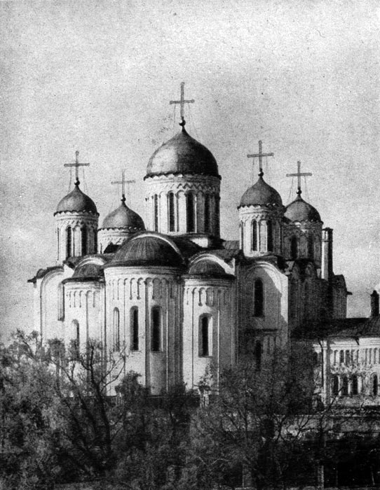 102 б. Успенский собор во Владимире. 1158- 1161 гг., расширен в 1185-1189 гг. Вид с северо-востока.