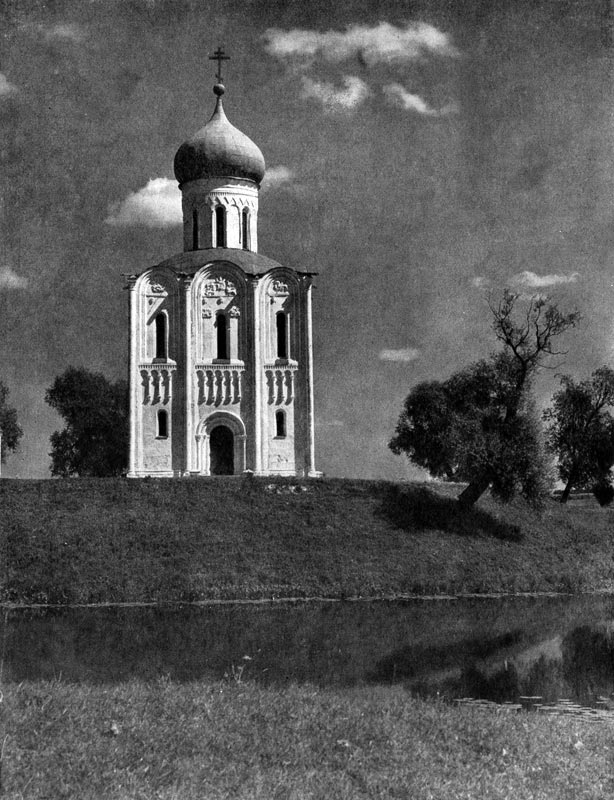 105.  Церковь Покрова на Нерли. 1165 г. Общий вид с запада.
