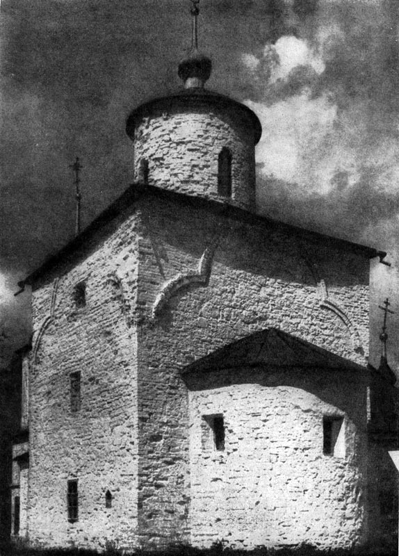 112.  Церковь Успения на Волотовом поле близ Новгорода. 1352 г. Вид с юго-востока.
