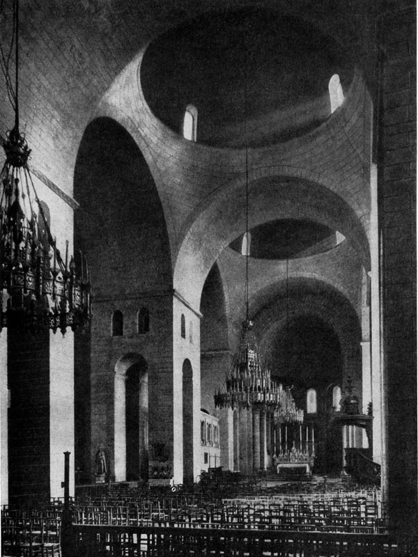 188.  Церковь   Сен   Фрон   в   Перигё.    1120-1179 гг. Внутренний вид.