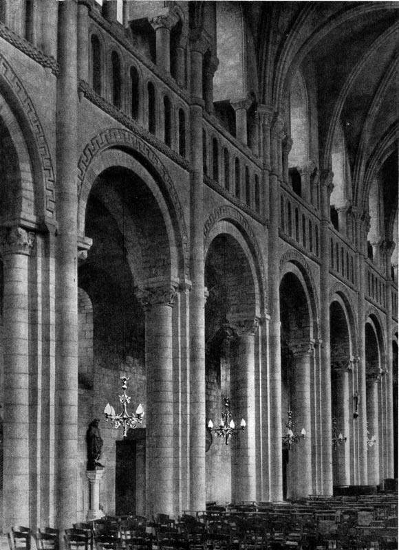 200.  Церковь  Троицы  в   Кане.   1059-1066  гг.Перестроена   в   1120-1140 гг. Внутренний вид. Стена среднего нефа.