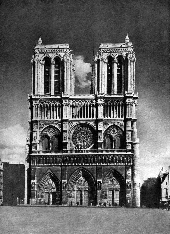 217.  Собор  Парижской  Богоматери.  Заложен в 1163 г., завершен в основном в 14 в. Западный фасад.