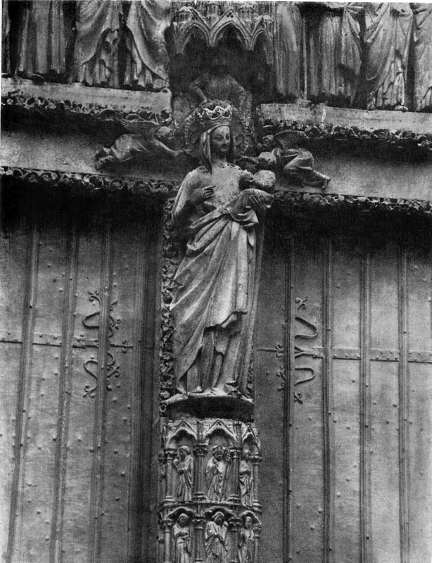 230.  «Золоченая  Мадонна».   Статуя  собора  в Амьене. Портал Марии; южный фасад трансепта. Около 1270 г.