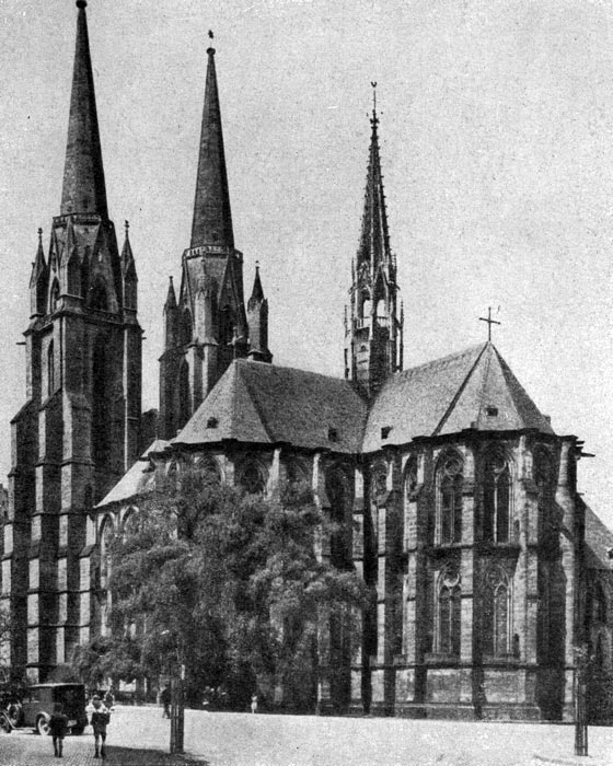 280 б. Церковь Елизаветы в Марбурге. Начата в 1235 г., башни закончены в 1-й половине 14 в. Вид с юго-востока.