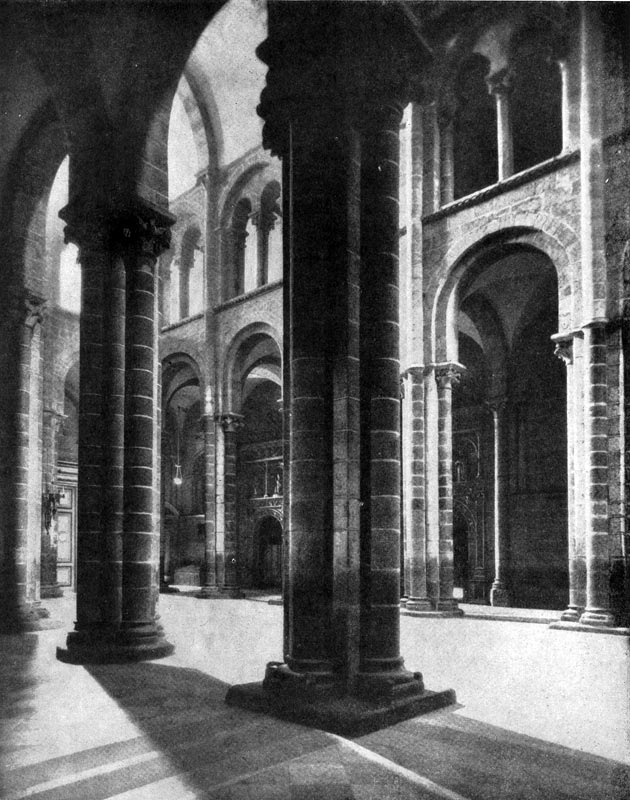 319. Собор   Сант Яго  де  Компостела.   1078- 1128 гг. Внутренний вид.