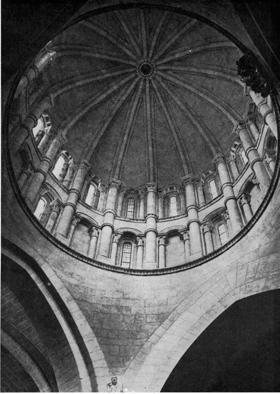 321.  Старый   собор   в   Саламанке.   Фонарная башня 12 в. Внутренний вид.