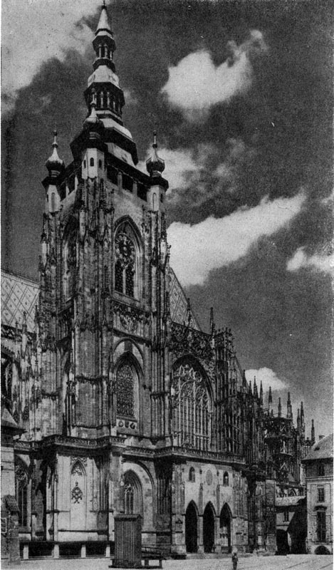 368.  Собор св. Вита в Праге. Начат в 1344 г.; основное строительство во 2-й половине 14 в., западная часть собора-2-я половина 19 - начало 20 в. Южный фасад.