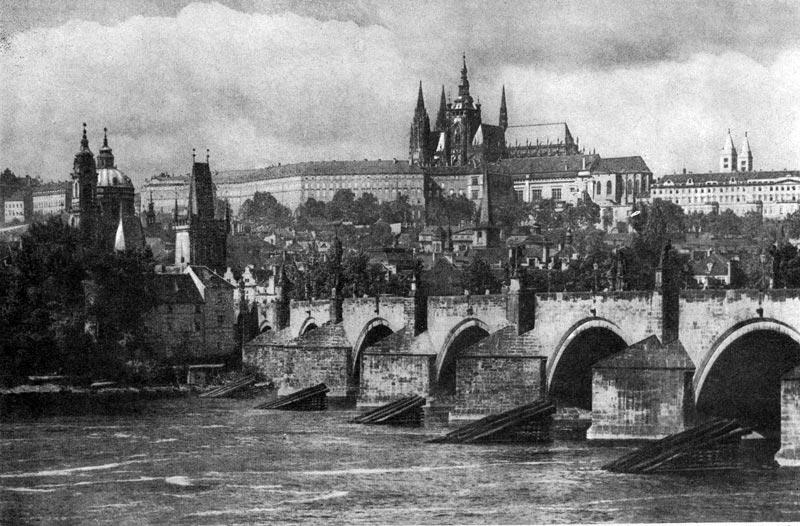 375.  Карлов мост и Градчаны в Праге. Мост построен в середине 14 в.