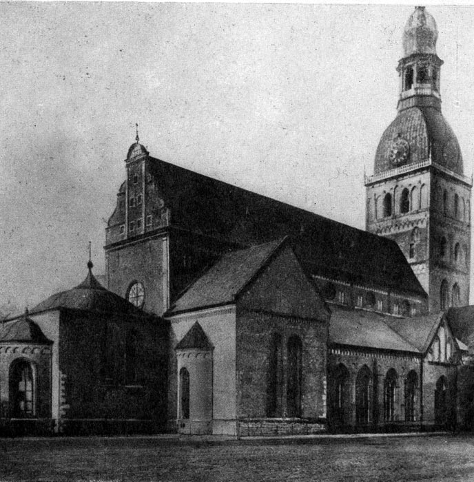 406 а. Домская церковь в Риге. Начата в 1211 г., завершена в основном в середине 13 в. Общий вид с северо-востока.